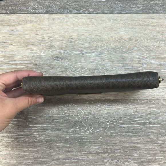 1122 Michael Kors brown signature full zip wallet - Picture 3 of 12